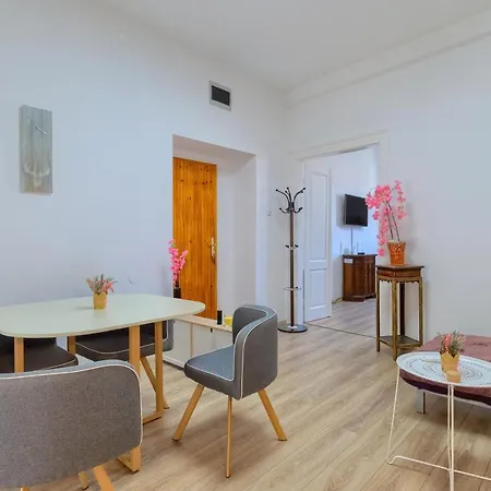 Large In Centre Pula! *