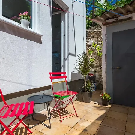 Large In Centre Pula! *