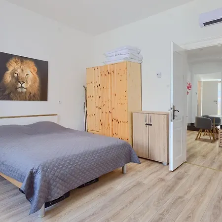 Large In Centre Pula!