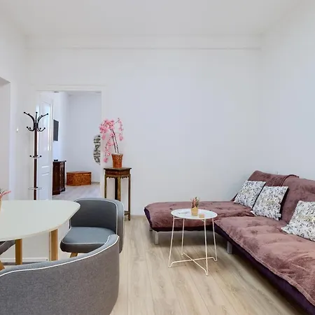 Large In Centre Pula! * Pola