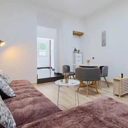 Large In Centre Pula!