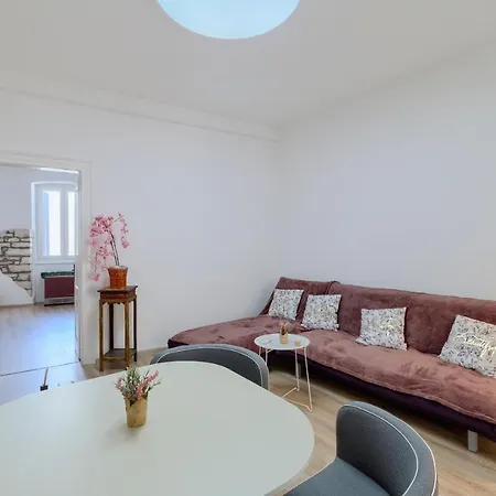 Large In Centre Pula! Póla