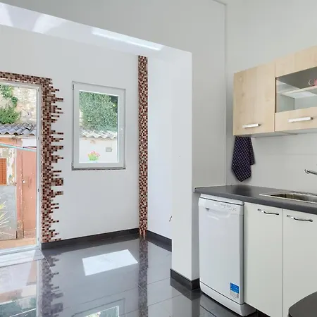 Large In Centre Pula!