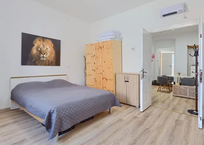 Large In Centre Pula!