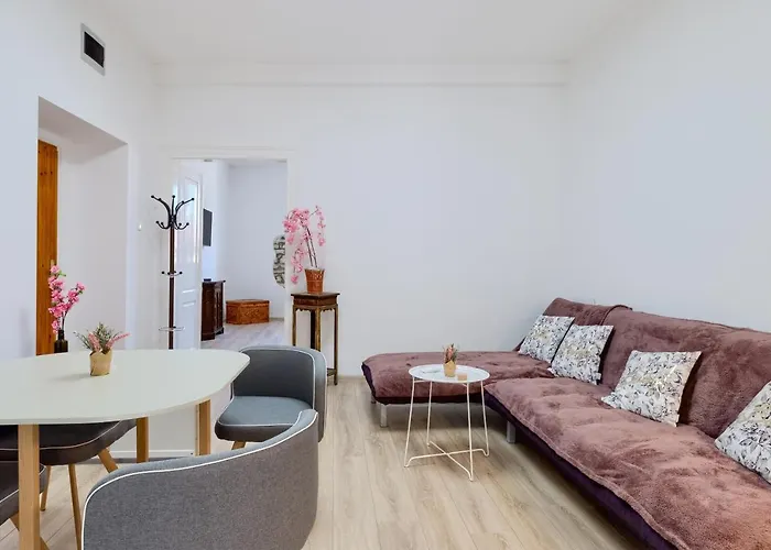 Large In Centre Pula! * Pula