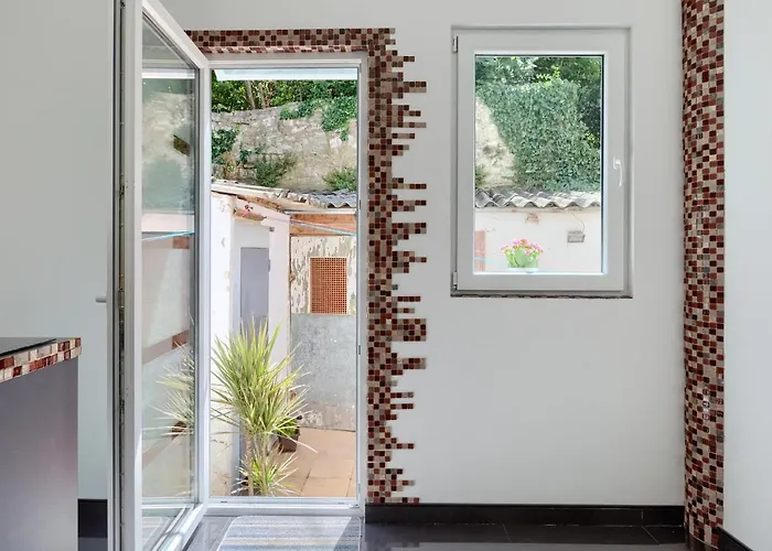 Large In Centre Pula! * Pula