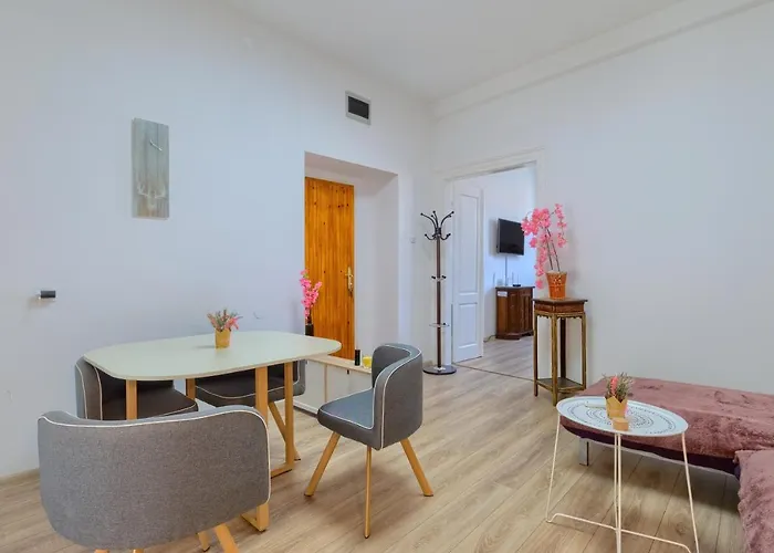 Large In Centre Pula! *