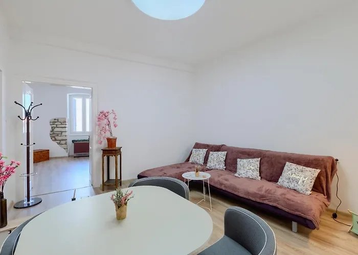 Large In Centre Pula! Pula