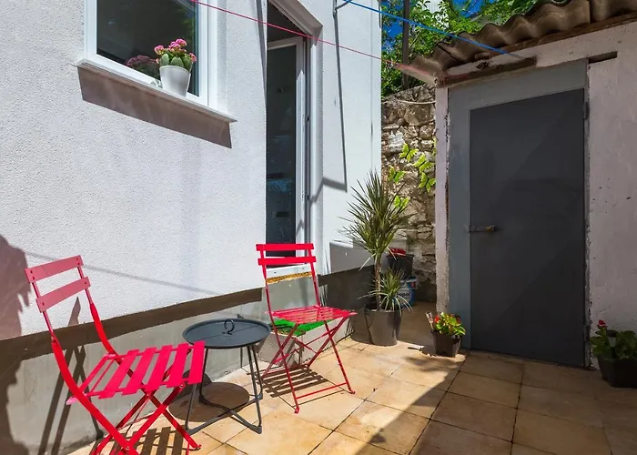 Large In Centre Pula! *