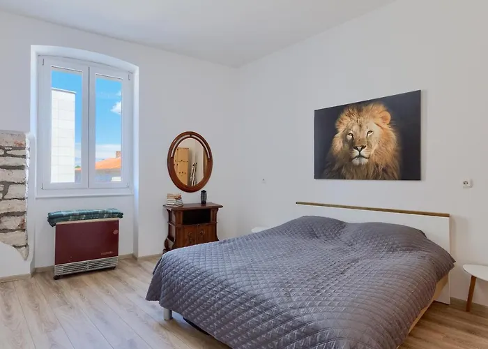 Large In Centre Pula! * Pula