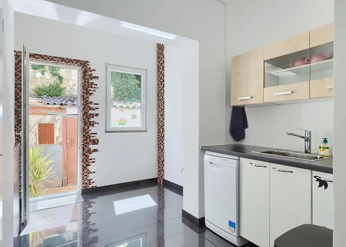 Large In Centre Pula!